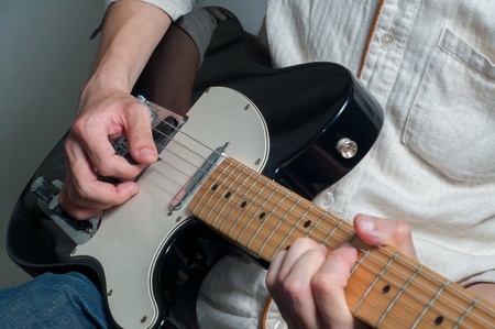 בית ספר לאומנויות המוסיקה - שעור נגינה גיטרה בוד